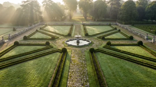 Vue aérienne d'un jardin remarquable français avec ses parterres géométriques à la française et allées verdoyantes