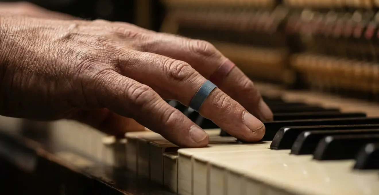 Gros plan sur les mains d'un adulte apprenant les premières positions au piano