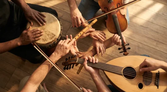 Mains de différentes origines jouant ensemble des instruments traditionnels variés dans une harmonie visuelle