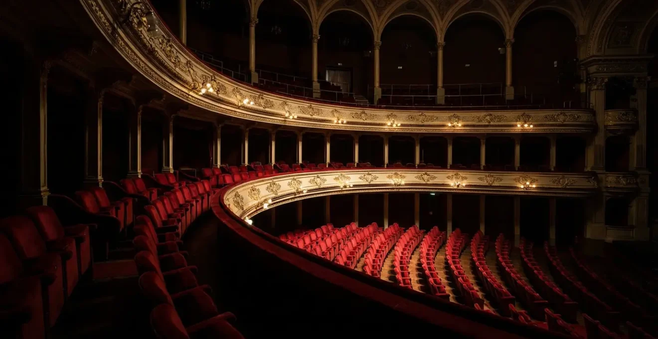 Vue en perspective des rangées de sièges d'un théâtre à l'italienne français